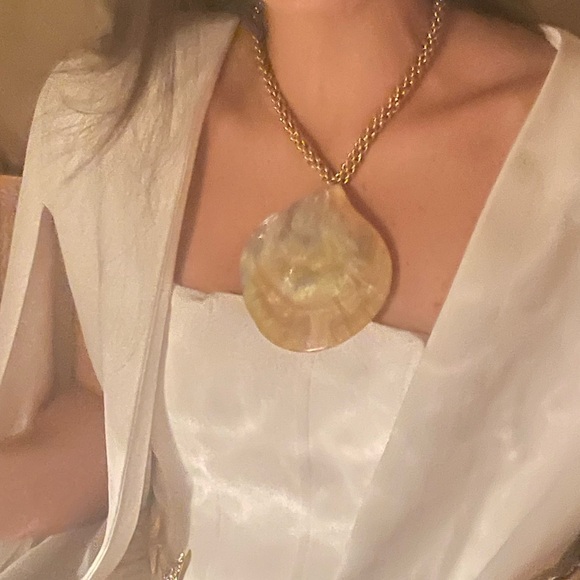 Jumbo Shell Necklace🐚 - Picture 10 of 10